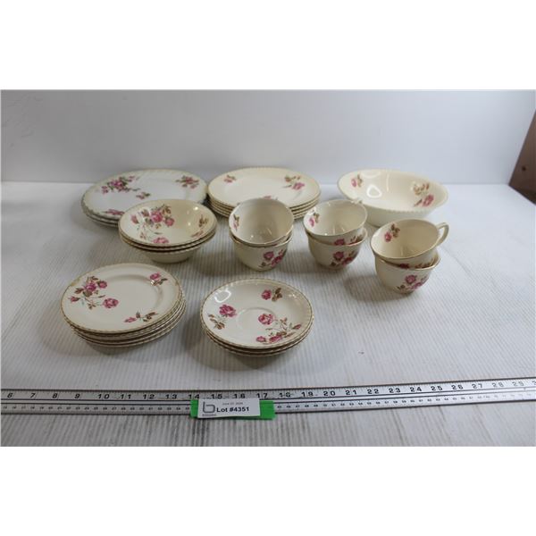 (20+) Pieces Old English Johnson Bros and Snow White Regency Johnson Bros Dish Pieces - Chips