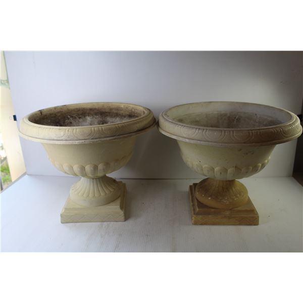 (2) Plastic Plant Pots