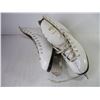 Image 2 : Pair of Daoust Figure Skates Size 5.5 in CCM Case