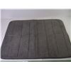 Image 5 : (2) Mats and a Pet Seat Cover