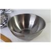 Image 2 : Stainless Steel Mixing Bowl - Non Stick Frying Pan - Divided Leaf Shaped Metal Dish