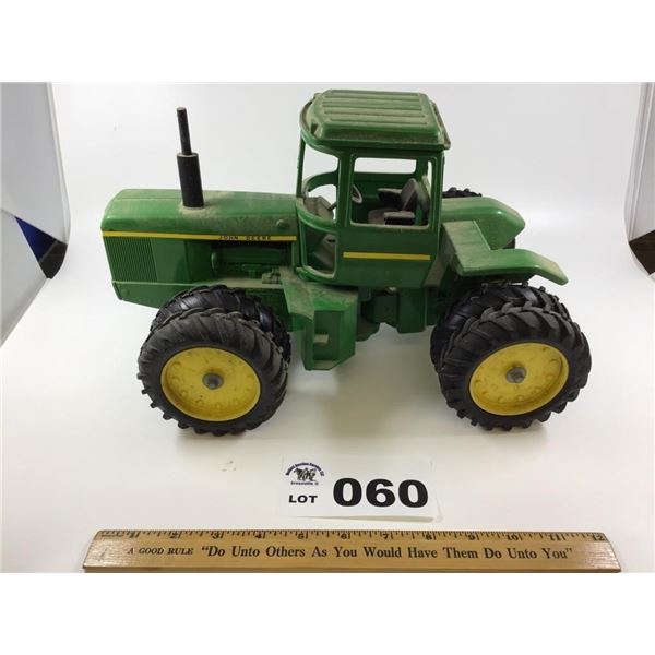 JOHN DEERE TOY TRACTOR 1/16 scale