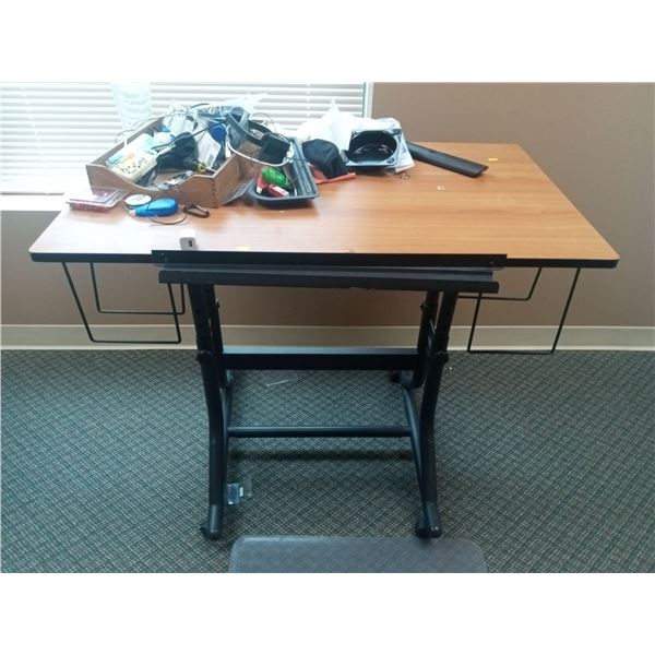 Standing Desk with Manual Adjustors