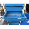 Image 2 : RANGEMENT 23" X 18" X 65" AVEC BACS DE PLASTIQUE