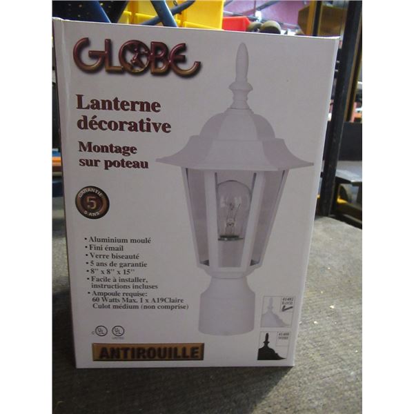 LANTERNE DÉCORATIVE GLOBE BLANCHE , MONTAGE SUR POTEAU