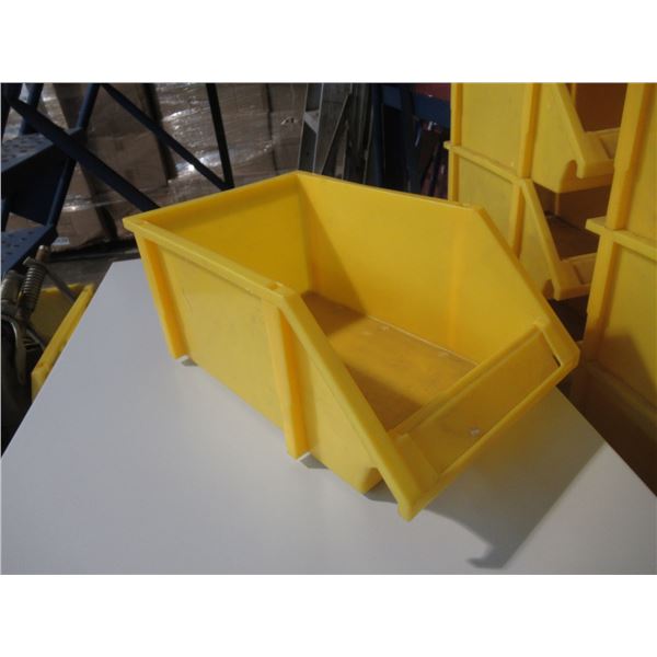 BAC EN PLASTIQUE EMPILABLE 7" X 11 X 5.5"