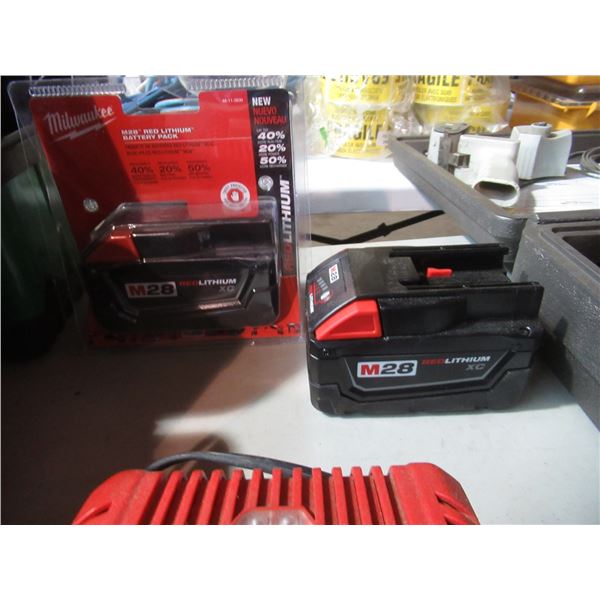 BATTERIE MILWAUKEE NEUVE M28 XC (AVEC 1 CHARGEUR EN BONUS)