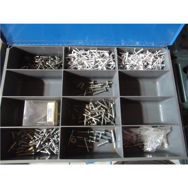 LOT DE RIVETS AVEC COFFRE