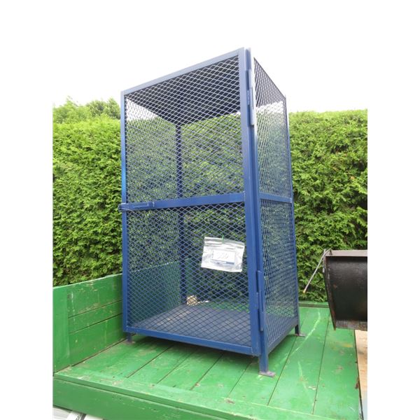 CAGE A PROPANE 28" X 40" X 69"