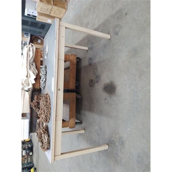 TABLE EN MÉTAL 60" X 30" A/ TIROIR