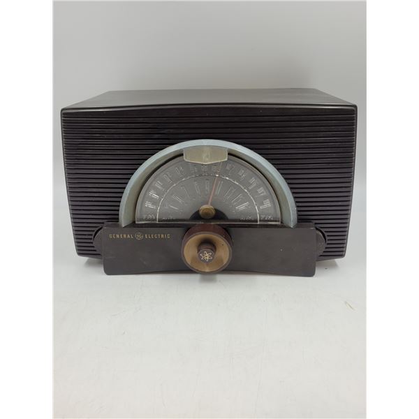 Vintage General Electric 409 AM/FM Radio