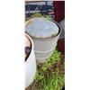 Image 5 : 2 PLATIC AND 4 METAL BARRELS