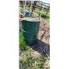 Image 7 : 2 PLATIC AND 4 METAL BARRELS