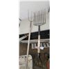Image 2 : 2 PITCH FORKS