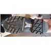Image 5 : ARIAT MENS SIZE 9 - METAL BAR GRIP IN SOLE FOR RIDING