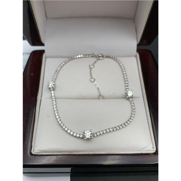 0.90 CT TW GRA CERTIFIED MOISSANITE VVS D COLOR THAT THE 3 STONES WEIGH AND 90 ROUND CUBIC ZIRCONIA 