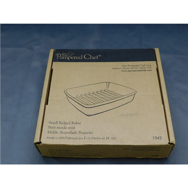 The Pampered Chef Small Ridged Baker Stoneware w Box