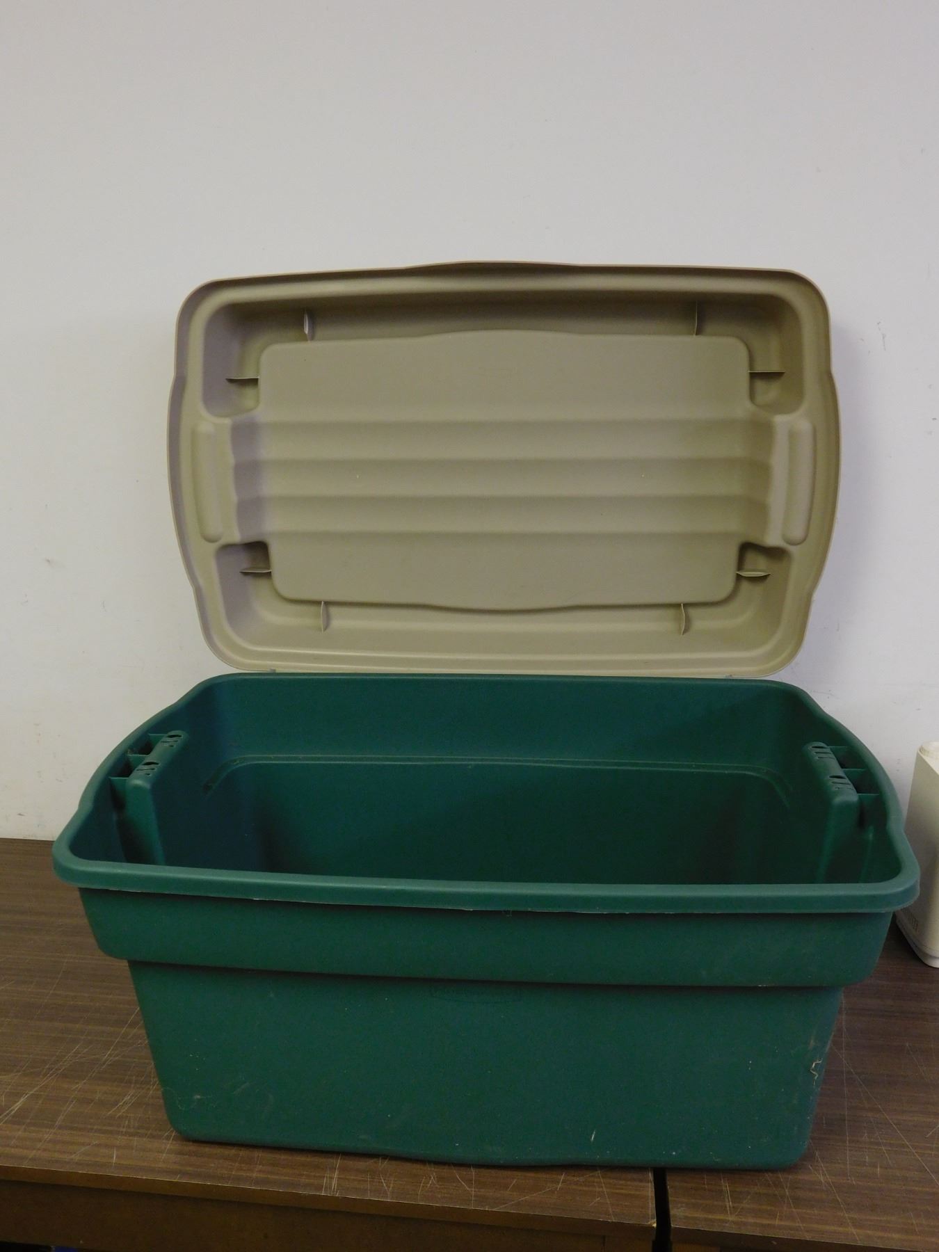 Large Storage Tub w Lid Rubbermaid model 246B 52C