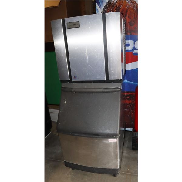 ICE MAKER WITH BIN