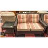 Image 1 : PATIO SET OF LOVESEAT AND TABLE