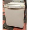 Image 1 : WHIRLPOOL WHITE DISHWASHER *AS IS* H-34.5" W-25"
