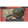Image 1 : 2 12" FRYING PANS AND MICROWAVEABLE BACON GRILL