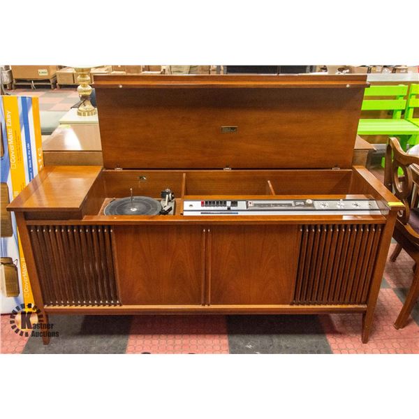 RCA VICTOR ALL TRANSISTOR RADIO IN WOOD CABINET