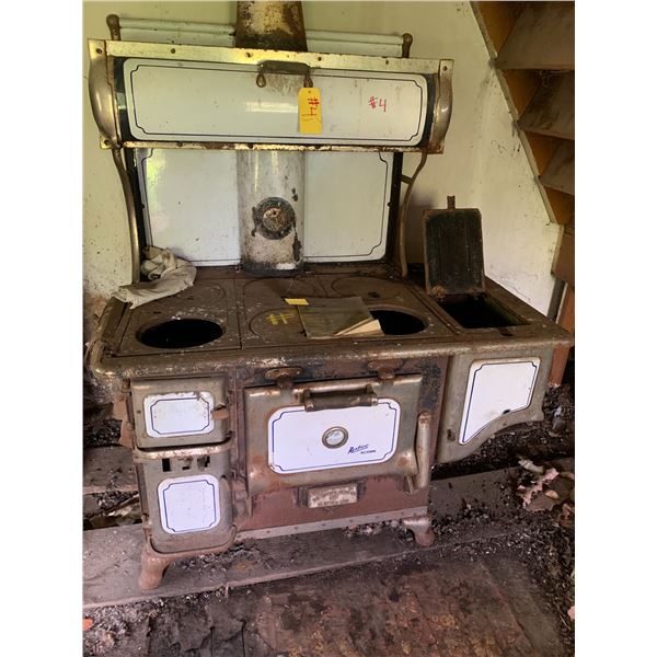 Renfrew ACORN c/w stove,  missing two stove tops otherwise nice condition. Bring Help To Load