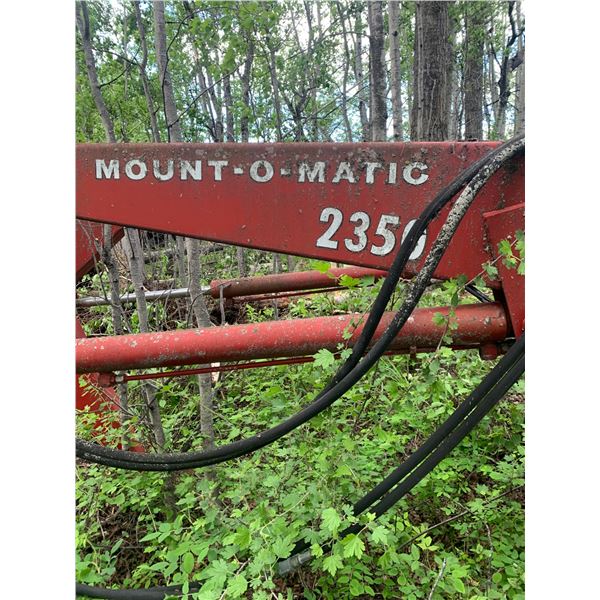 IH 2350 F.End Loader. Mounts are on the Case (Lot #92) 1030 Tractor. Buyer is Responsible to take it
