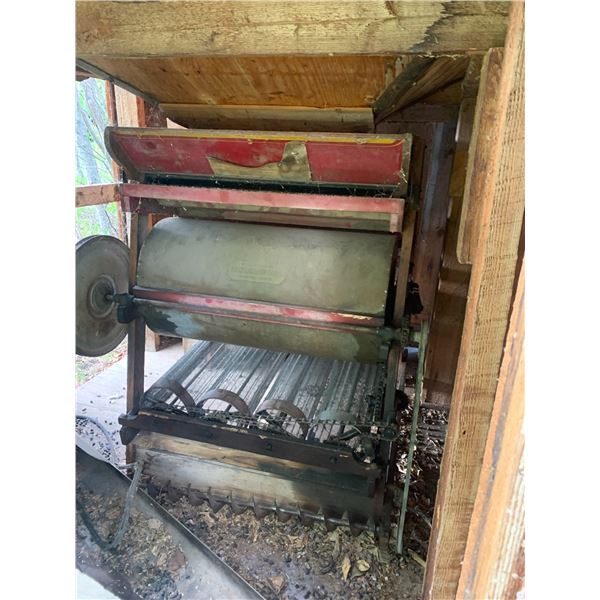 Wood bldg. c/w 4 Roller fanning mill