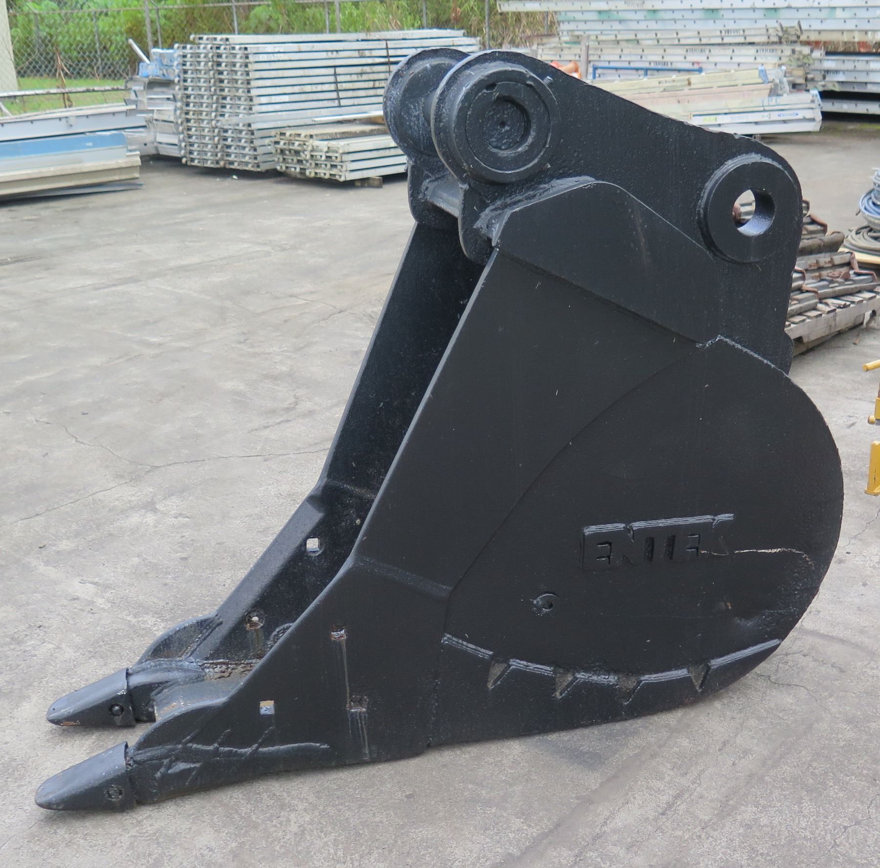 Entek Heavy Duty Machine Bucket w/ 2-Teeth 24