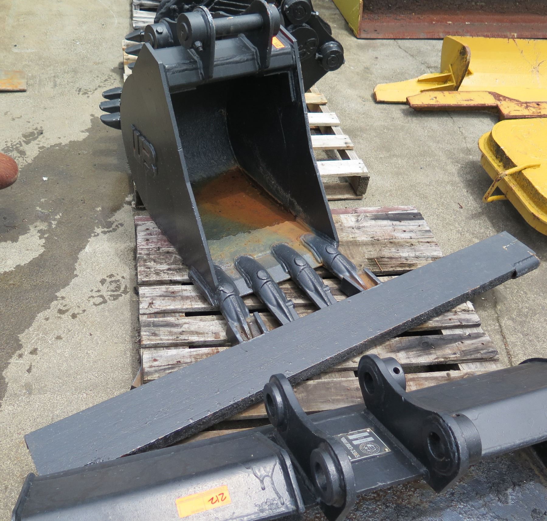 Contents of Pallet: Machine Bucket