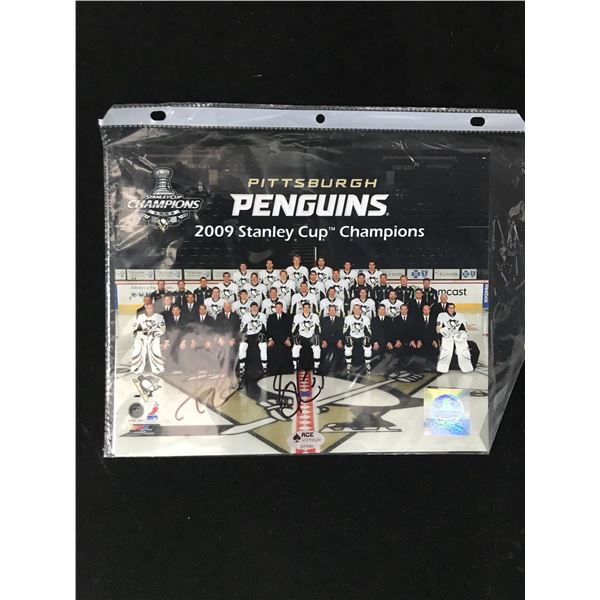 MARIO LEMIEUX AND SIDNEY CROSBY SIGNED TEAM PHOTO (ACE COA)