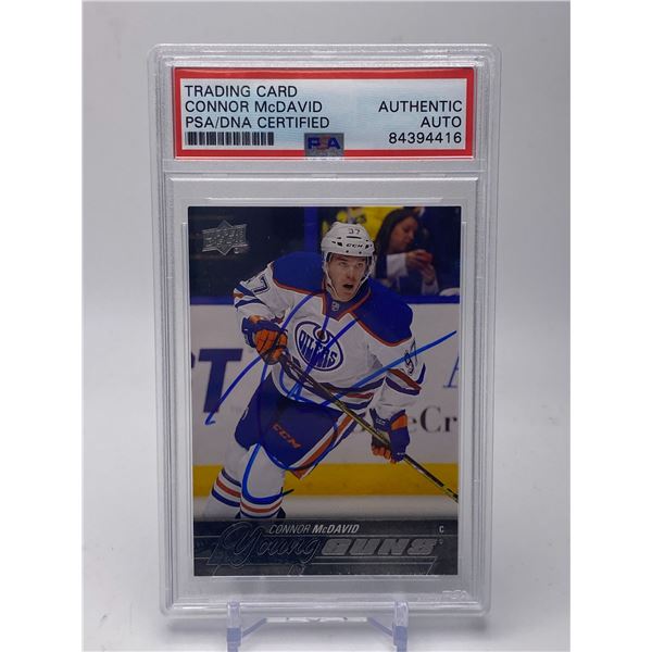 2015 UPPER DECK CONNOR MCDAVID SIGNED YOUNG GUNS ROOKIE CARD (PSA AUTHENTIC)