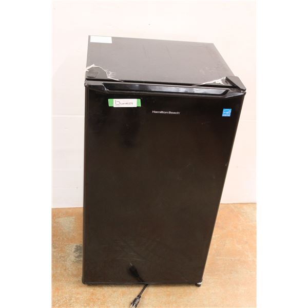 * Hamilton Beach Mini Fridge - 18.5" Wide x 18" Deep x 33" Tall (Works)