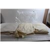 Image 1 : (3) Queen Flat Sheets