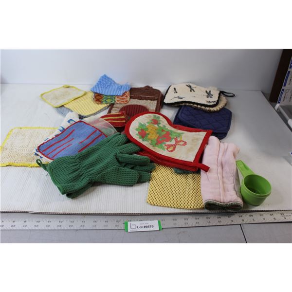 Assorted Oven Mits & Pot Holders
