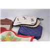Image 3 : Assorted Oven Mits & Pot Holders