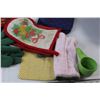 Image 4 : Assorted Oven Mits & Pot Holders