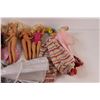 Image 4 : (8) Barbies & Clothes
