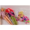 Image 3 : (4) Barbies & Clothes