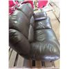 Image 2 : beautiful love seat leather with recliners GREAT SHAPE