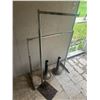 Image 3 : 2 Adjustable clothes racks and 2 metal bases