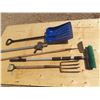 Image 1 : brush, shovel, pitch fork