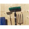 Image 2 : brush, shovel, pitch fork