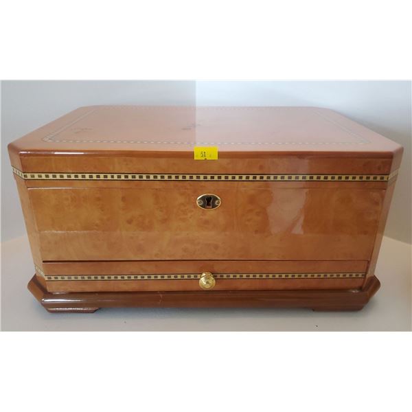 Beautiful Vintage Jewlery Box 15x10x7