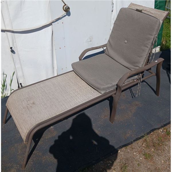 Lawn Chair 27Wx57Dx38H
