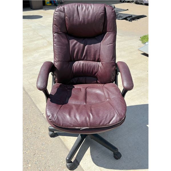 EXECUTIVE OFFICE CHAIR