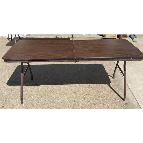 FOLDING BANQUET TABLE