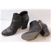 Image 5 : (2) Women's Ankle Shoes - Size 9